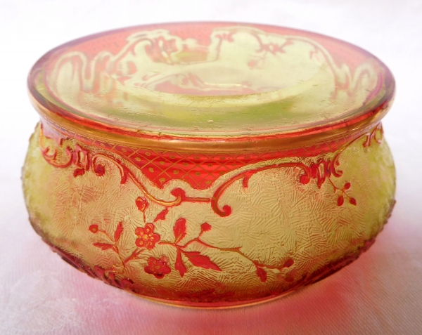 Boite bonbonnière cristal de Baccarat multi-couches rouge vert et doré et argent massif, style Louis XV