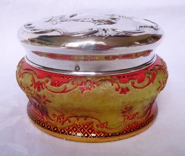 Boite bonbonnière cristal de Baccarat multi-couches rouge vert et doré et argent massif, style Louis XV