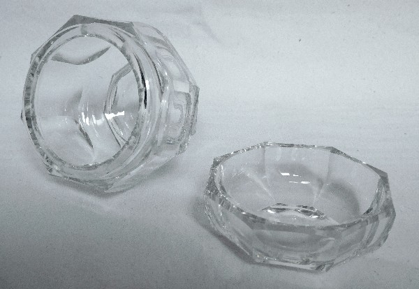 Boîte à poudre en cristal de Baccarat modèle Malmaison - 13cm - signé