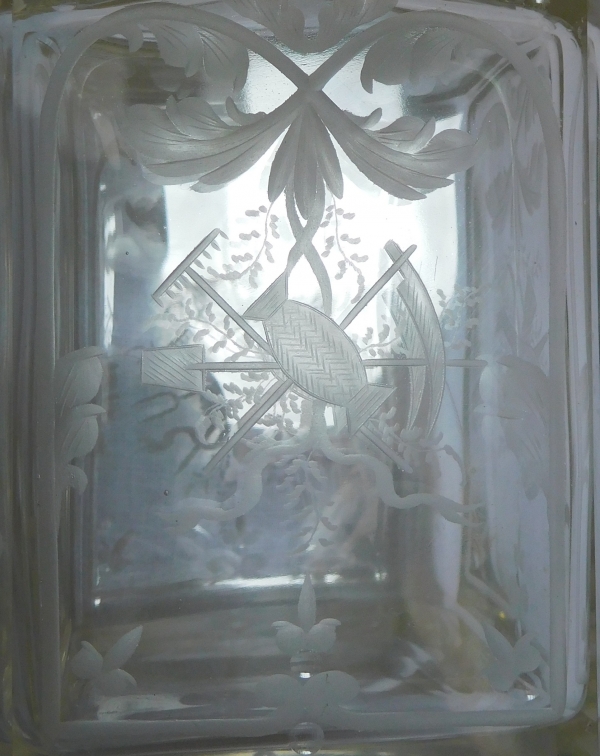 Boîte à thé en cristal de Baccarat gravé, argent massif et vermeil, étiquette papier