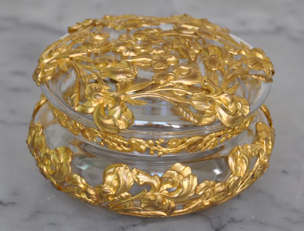 Bonbonnière en cristal de Baccarat, monture en bronze doré, époque Art Nouveau