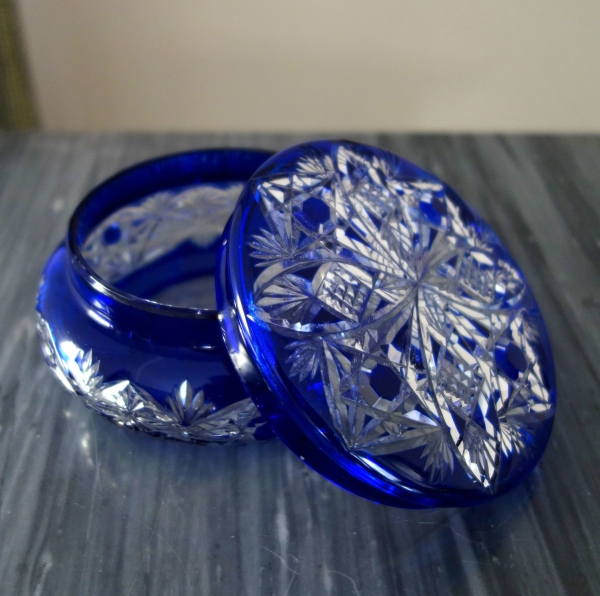 Bonbonnière en cristal de Baccarat taillé overlay bleu - étiquette papier