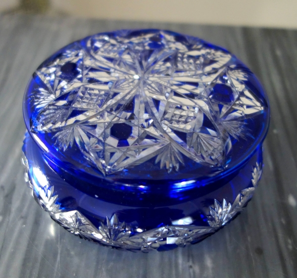Bonbonnière en cristal de Baccarat taillé overlay bleu - étiquette papier
