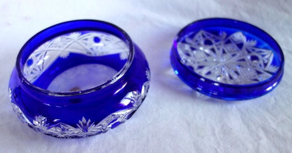 Bonbonnière en cristal de Baccarat taillé overlay bleu - étiquette papier