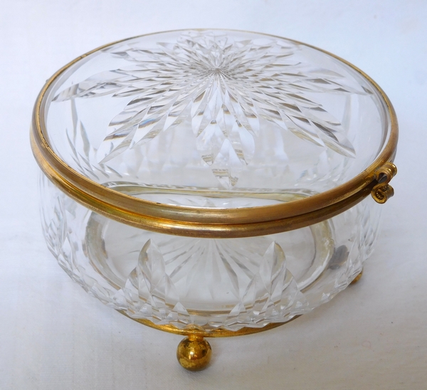Boîte - bonbonnière en cristal de Baccarat taillé, monture en laiton doré