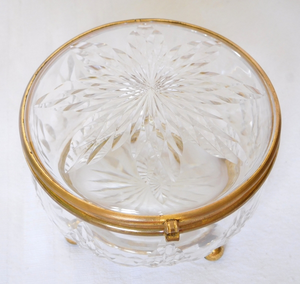 Boîte - bonbonnière en cristal de Baccarat taillé, monture en laiton doré