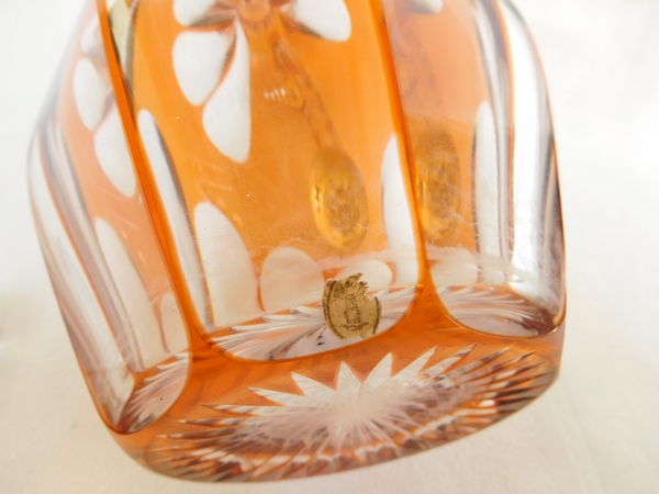 Carafe à whisky en cristal de Saint Louis taillé overlay orange, étiquette papier