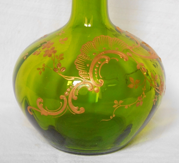 Carafe à vin en cristal de Baccarat, modèle Louis XV vert à côtes vénitiennes, rehaussé à l'or fin