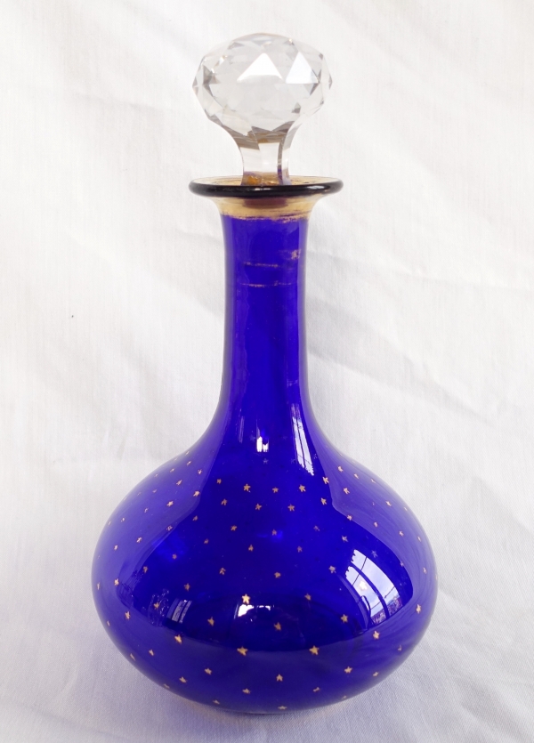 Carafe en cristal de Baccarat bleu cobalt et étoiles dorées