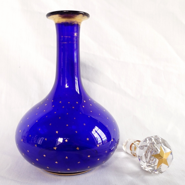 Carafe en cristal de Baccarat bleu cobalt et étoiles dorées