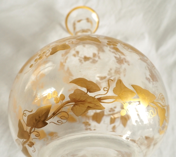 Carafe à vin en cristal de Baccarat, décor de lierre à l'or fin, époque Napoléon III