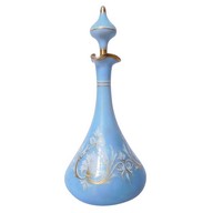 Carafe à vin en cristal opaline de Baccarat, décor orientaliste bleu ciel doré à l'or fin