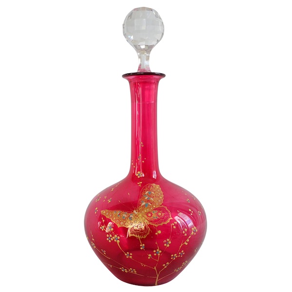 Carafe à vin japonisante en cristal de Baccarat rouge émaillé et doré vers 1890 - étiquette