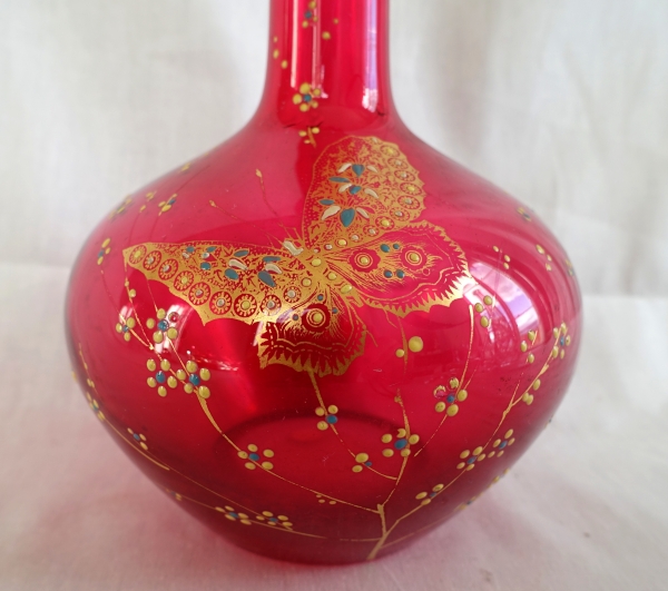 Carafe à vin japonisante en cristal de Baccarat rouge émaillé et doré vers 1890 - étiquette