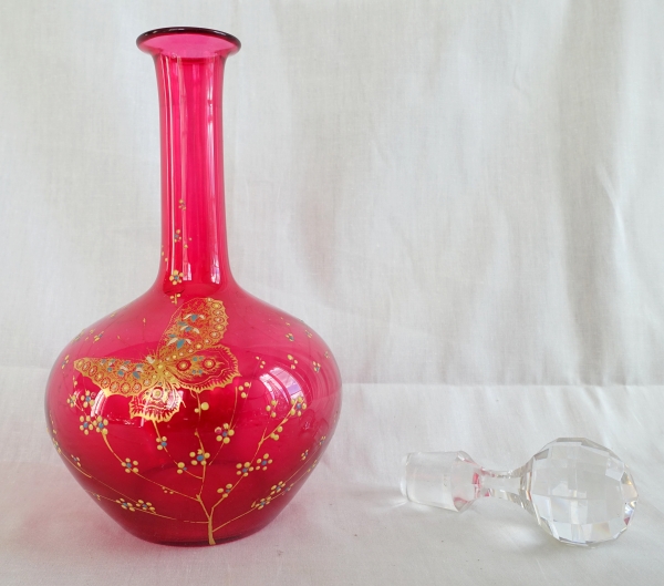 Carafe à vin japonisante en cristal de Baccarat rouge émaillé et doré vers 1890 - étiquette