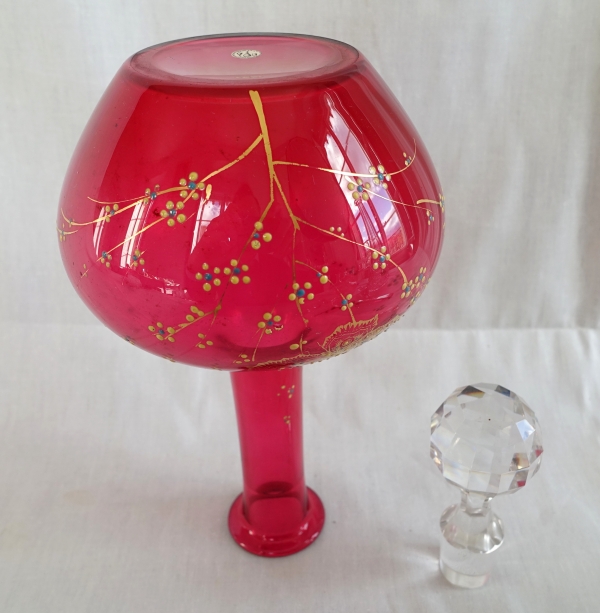 Carafe à vin japonisante en cristal de Baccarat rouge émaillé et doré vers 1890 - étiquette