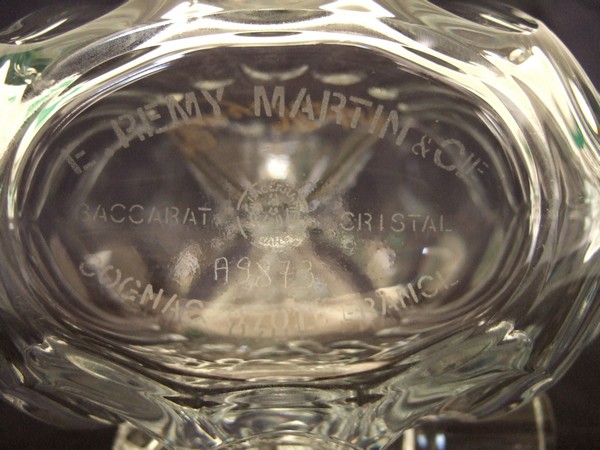 Carafe à cognac en cristal de Baccarat, pour Rémy Martin marquée à l'or, signée