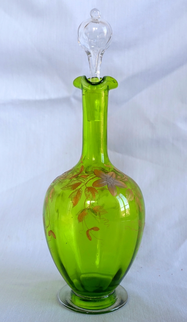 Carafe à liqueur en cristal de Baccarat vert chartreuse, doré et argenté - étiquette Papier