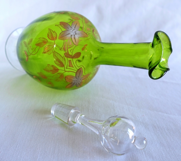 Carafe à liqueur en cristal de Baccarat vert chartreuse, doré et argenté - étiquette Papier