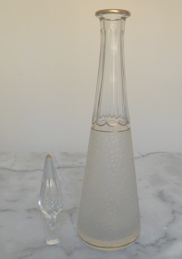 Carafe à liqueur conique en cristal de Saint Louis, modèle gravé effet givré rehaussé à l'or fin