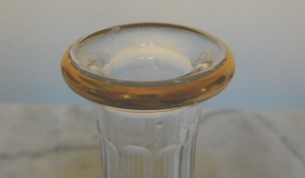 Carafe à liqueur conique en cristal de Saint Louis, modèle gravé effet givré rehaussé à l'or fin