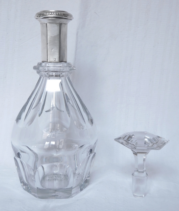 Carafe en cristal de Baccarat, monture en argent massif, modèle Harcourt, poinçon Minerve, par Olier Caron