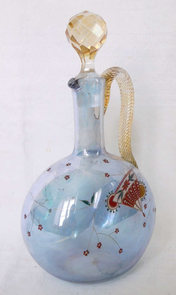 Carafe à porto en cristal de Baccarat, cristal irisé bleu émaillé japonisant, trace d'étiquette