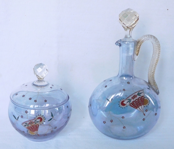 Carafe à porto en cristal de Baccarat, cristal irisé bleu émaillé japonisant, trace d'étiquette