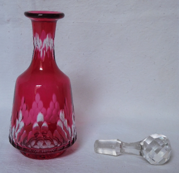 Carafe à liqueur en cristal de Baccarat overlay rouge / rose, modèle Richelieu, vers 1900