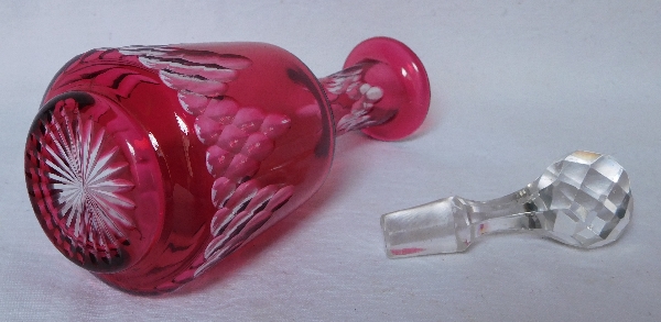 Carafe à liqueur en cristal de Baccarat overlay rouge / rose, modèle Richelieu, vers 1900