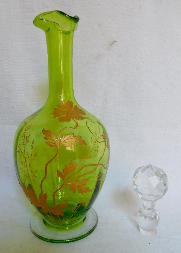 Carafe à liqueur en cristal de Baccarat vert chartreuse rehaussé à l'or fin, époque Art Nouveau