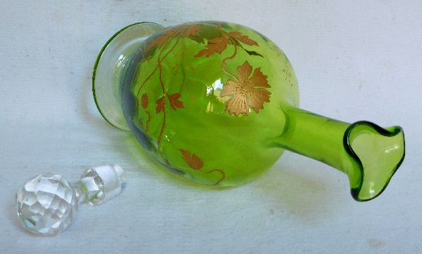 Carafe à liqueur en cristal de Baccarat vert chartreuse rehaussé à l'or fin, époque Art Nouveau