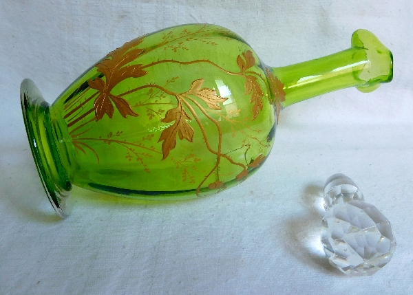 Carafe à liqueur en cristal de Baccarat vert chartreuse rehaussé à l'or fin, époque Art Nouveau