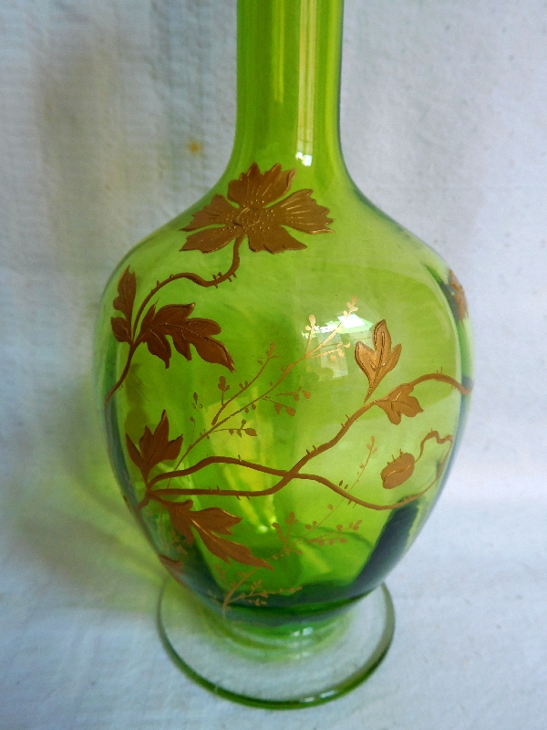 Carafe à liqueur en cristal de Baccarat vert chartreuse rehaussé à l'or fin, époque Art Nouveau