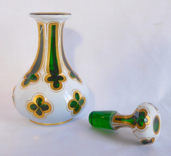 Carafe à liqueur en opaline overlay vert et dorée, époque Charles X Restauration