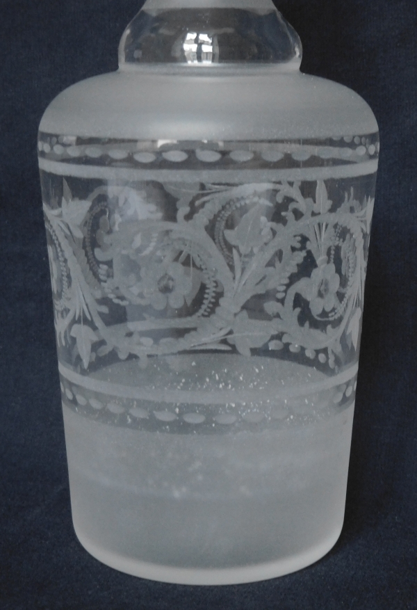 Carafe à liqueur en cristal gravé de style Louis XVI, époque XIXe