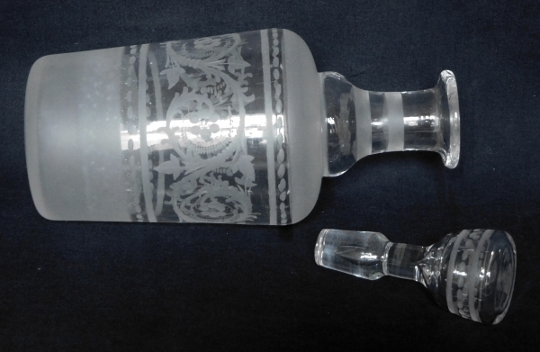 Carafe à liqueur en cristal gravé de style Louis XVI, époque XIXe