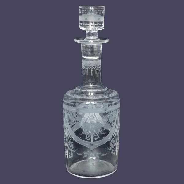 Carafe à liqueur en cristal gravé de style Louis XVI, époque XIXe