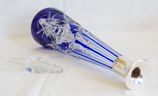 Carafe à liqueur en cristal de Baccarat modèle Lagny en cristal overlay bleu cobalt et argent massif