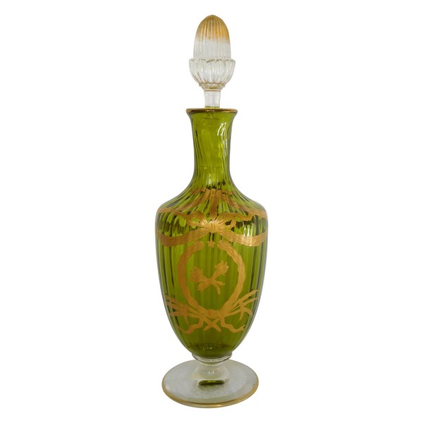 Carafe à liqueur en cristal de Saint Louis, cristal vert chartreuse doré à l'or fin, style Louis XVI