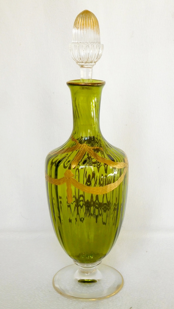 Carafe à liqueur en cristal de Saint Louis, cristal vert chartreuse doré à l'or fin, style Louis XVI