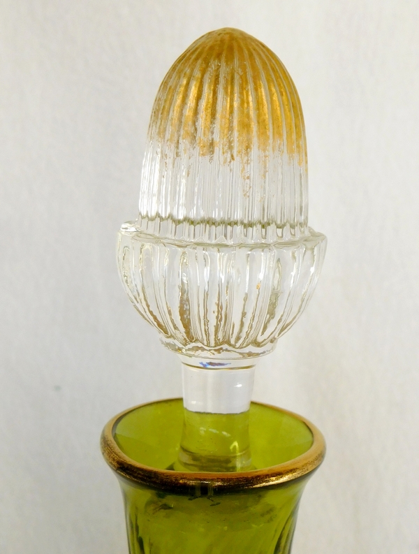 Carafe à liqueur en cristal de Saint Louis, cristal vert chartreuse doré à l'or fin, style Louis XVI