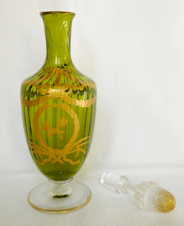 Carafe à liqueur en cristal de Saint Louis, cristal vert chartreuse doré à l'or fin, style Louis XVI