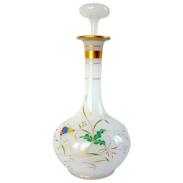Cristal de Baccarat : carafe à vin en opaline à décor japonisant émaillé et or