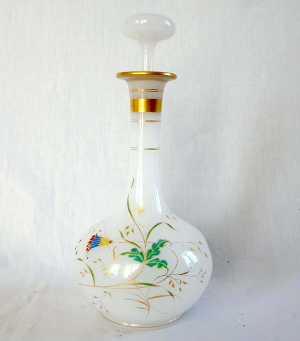 Cristal de Baccarat : carafe à vin en opaline à décor japonisant émaillé et or