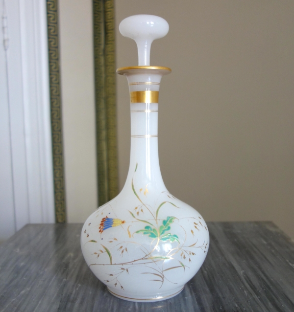 Cristal de Baccarat : carafe à vin en opaline à décor japonisant émaillé et or