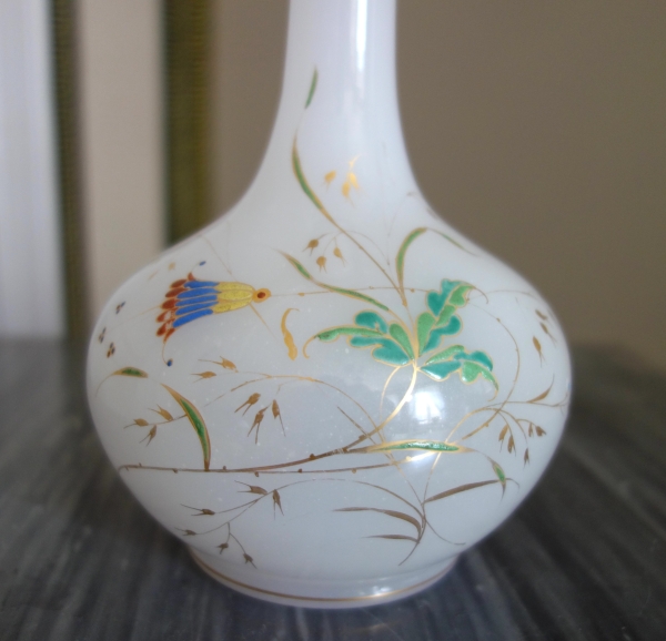 Cristal de Baccarat : carafe à vin en opaline à décor japonisant émaillé et or