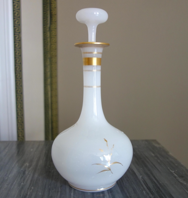 Cristal de Baccarat : carafe à vin en opaline à décor japonisant émaillé et or