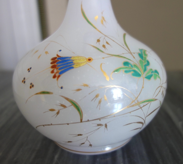 Cristal de Baccarat : carafe à vin en opaline à décor japonisant émaillé et or
