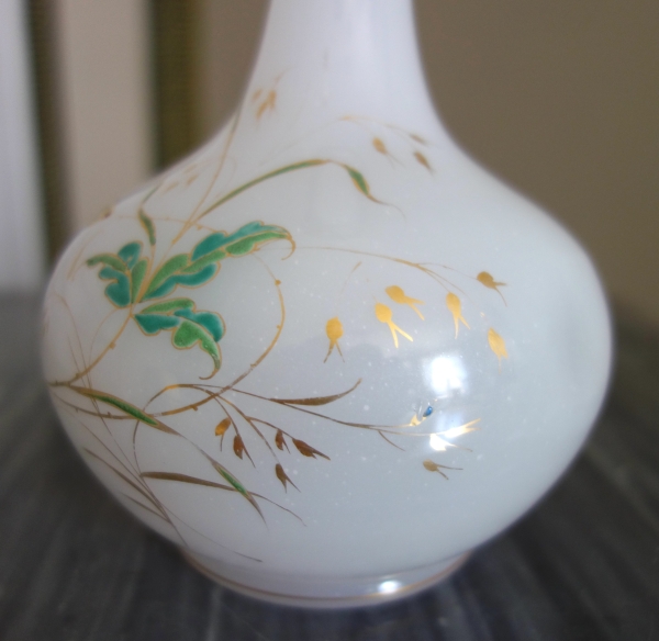 Cristal de Baccarat : carafe à vin en opaline à décor japonisant émaillé et or
